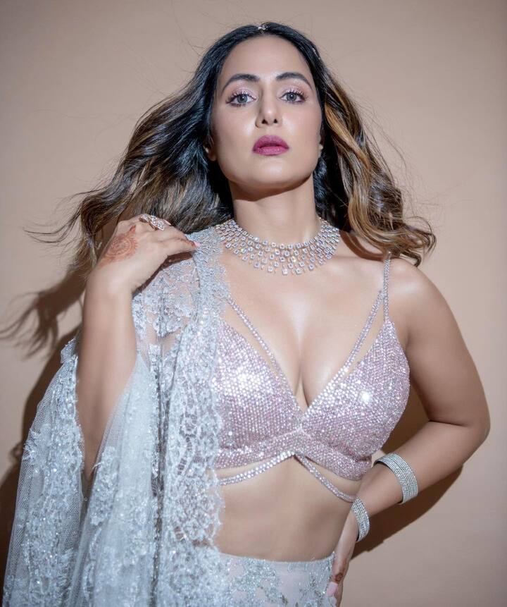 मेकअपबद्दल बोलायचे तर हिना खानने सॉफ्ट सिल्वर आयशॅडोसह तिचा लूक पूर्ण केलाय.(फोटो सौजन्य :realhinakhan/इंस्टाग्राम)