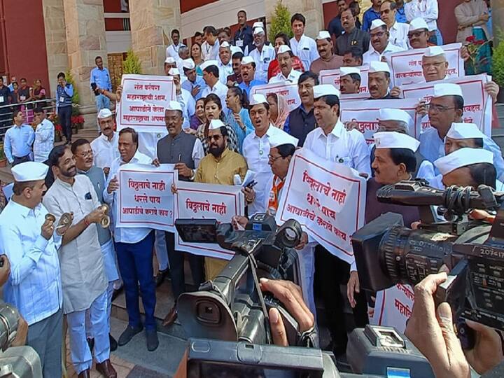 मविआच्या घोषणांना प्रत्युत्तर देत शिंदे - भाजप सरकारच्या आमदारांनीही टाळ वाजवून भजन केले.
