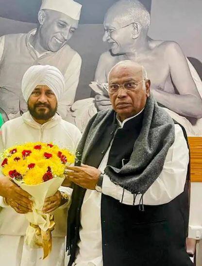 ਚਰਨਜੀਤ ਸਿੰਘ ਚੰਨੀ ਨੇ ਦਿੱਲੀ ਵਿੱਚ ਕਾਂਗਰਸ ਪ੍ਰਧਾਨ ਮਲਿਕਾਅਰਜੁਨ ਖੜਗੇ ਨਾਲ ਵੀ ਮੁਲਾਕਾਤ ਕੀਤੀ ਸੀ। ਚੰਨੀ ਨੇ ਇਸ ਮੁਲਾਕਾਤ ਨੂੰ ਸ਼ਿਸ਼ਟਾਚਾਰ ਮੀਟਿੰਗ ਦੱਸਿਆ ਸੀ।