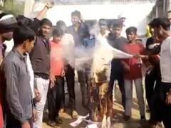 भिंड में ग्रामीणों ने किया पठान फिल्म का विरोध, हनुमान चालीसा का पाठ कर जलाया शाहरुख खान का पुतला