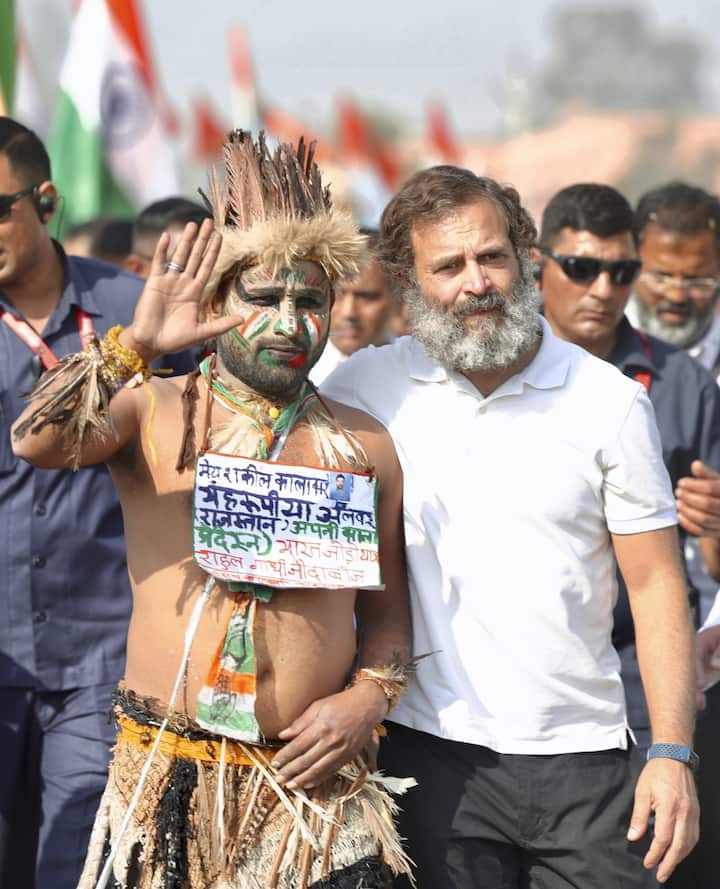 भारत जोड़ो यात्रा में लोग अलग-अलग वेशभूषा में शामिल हो रहे है और यात्रा को अपना समर्थन दे रहे है. राहुल यात्रा को दैरान कभी फुटबॉल खेलते नजर आते तो कभी ढाबे पर चाय पिते नजर आते है.
