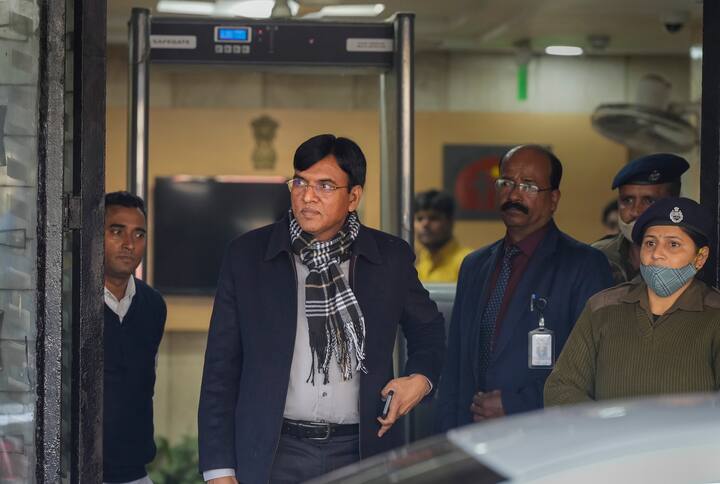 বুধবার এক উচ্চপর্যায়ের পর্যালোচনা বৈঠক করেন তিনি। মন্ত্রী-সহ সকলকেই মাস্ক পরে বসে থাকতে দেখা যায় সেখানে। (ছবি:PTI)