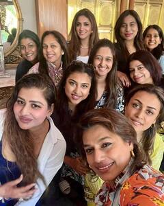 Namrata Shirodkar: ఫన్ లంచ్ విత్ ఫన్ ఫ్రెండ్స్!