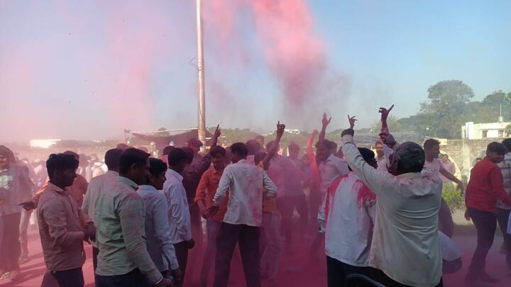 ग्रामपंचायत निवडणुकीत काही निकाल चर्चेचे विषय ठरले आहेत.