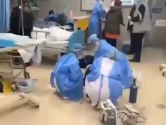 अस्पतालों की जमीन पर पड़े हैं मरीज, फर्श पर ही दिया जा रहा CPR- वीडियो देख दहल जाएगा दिल