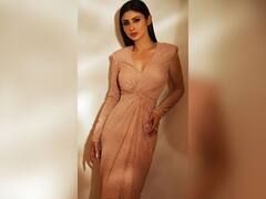 Mouni Roy in Gown: फिर चला शिमरी का ट्रेंड, पार्टी में मॉनी रॉय की तरह शिमरी गाउन पहनकर गिराएं बिजलियां