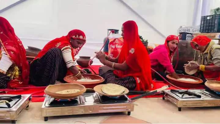 कृषी मंत्रालयाकडून मंगळवारी संसद भवनात बाजरीची मेजवानी देण्यात आली. भरड धान्यांपासून (ज्वारी, बाजरी आणि नाचणी यांसारखी पौष्टिक भरड तृणधान्ये) विविध प्रकारचे पौष्टिक आणि स्वादिष्ट पदार्थ तयार करण्यात आले.