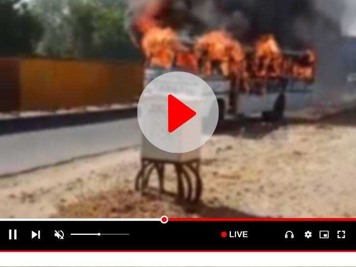 Jodhpur burning bus live viral video major accident averted stopped after colliding with divider ANN Video: जोधपुर में सड़क पर चलती बर्निंग बस देख लोगों के थम गए कदम, डिवाइडर नहीं होता तो...