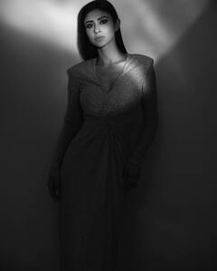 Mouni Roy in Gown: फिर चला शिमरी का ट्रेंड, पार्टी में मॉनी रॉय की तरह शिमरी गाउन पहनकर गिराएं बिजलियां