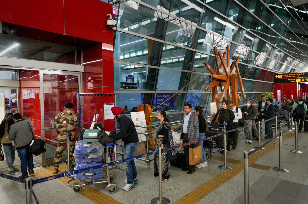 Airport Guidelines: એરપોર્ટ પર હવે ફોન ચાર્જર અને લેપટોપને બેગમાંથી કાઢવાની નહીં પડે જરૂર, બદલાવા જઈ રહ્યા છે નિયમ