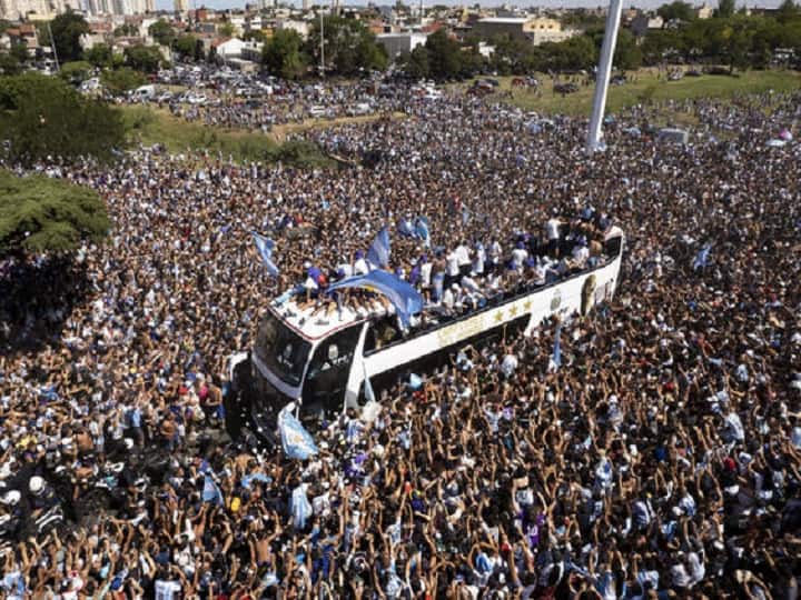 Argentina Victory Parade Players in open bus celebrate world cup win with fans Celebration cut short Watch: अर्जेंटीना की विक्ट्री परेड में हाईवे, ओवरपास, फ्लायओवर सब जाम, लाखों फैंस देख रोकना पड़ा विजय जुलूस
