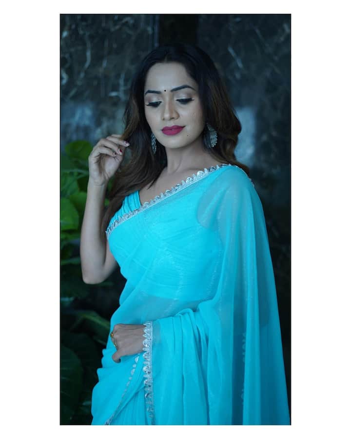 రీ ఎంట్రీ తరువాత మళ్లీ ఐదునెలలు మాత్రమే వర్క్ చేశాను. కార్తీకదీపం నెక్స్ట్ షెడ్యూల్ కోసం అన్నీ రెడీ చేసుకున్నా. జైలు వెళ్లిన తరువాత మళ్లీ రీ ఎంట్రీ ఉంటుందని ఎదురుచూస్తున్నా..కానీ సీరియల్ నుంచి తీసేశామని చెప్పారు..ఇప్పటికీ నాకు నమ్మబుద్ధి కావడం లేదంది శోభా
