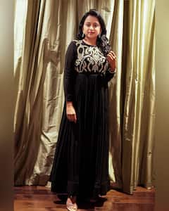 Anchor suma: బ్లాక్ డ్రెస్ లో యాంకర్ సుమ హొయలు