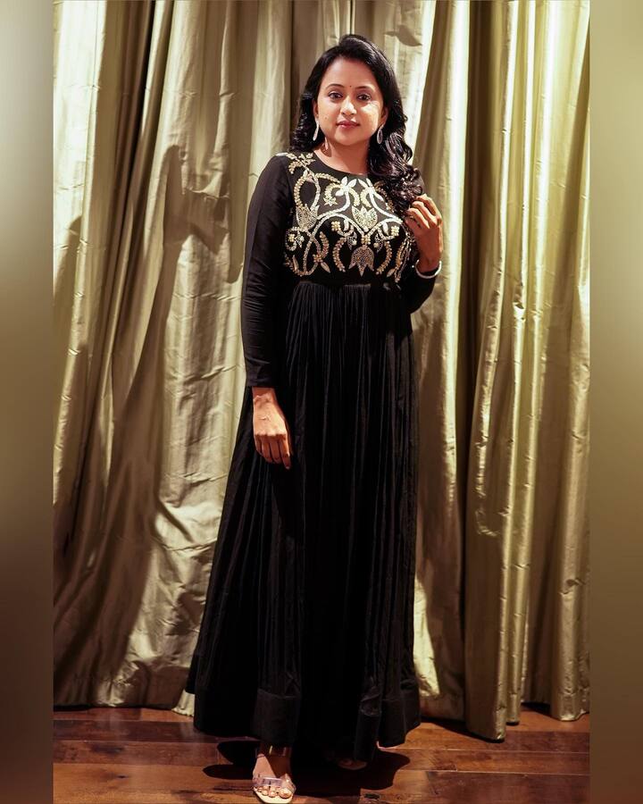 పలు టీవీ షోలకు యాంకర్ గా చేసి మంచి గుర్తింపు తెచ్చుకుంది. Photo Credit: Suma Kanakala/Instagram