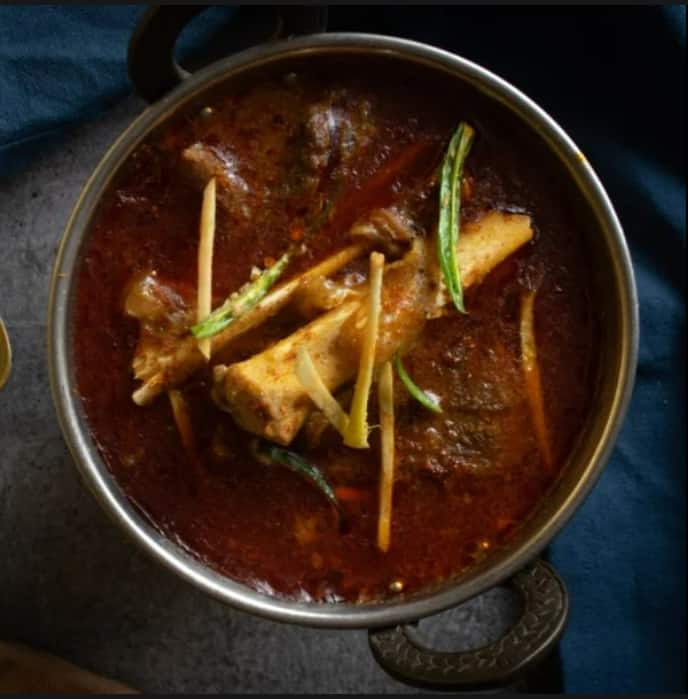 नल्ली निहारी का नाम तो आपने काफी सुना होगा. ये यहां की सबसे मशहूर खानों में शुमार है. इसे बनाने में 8 घंटों का वक्त लगता है. इसमें 3 घंटे का दम लगाया जाता है. यह भी एक बहुत ही लजीज व्यंजन है जिसे आप एक बार चख लेंगे तो इसका जायका भूलते नहीं भूलेंगे.