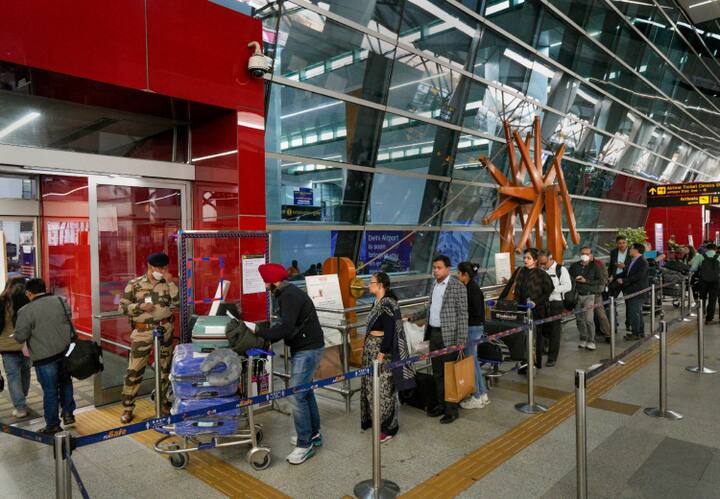Airport Guidelines Now there will be no need to remove phone charger and laptop from the bag at the airport, rules are going to change Airport Guidelines: एयरपोर्ट पर अब फोन चार्जर और लैपटॉप को बैग से निकालने की नहीं पड़ेगी जरूरत, बदलने जा रहा है नियम