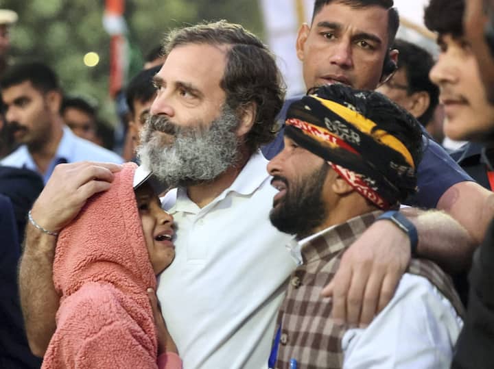 भारत जोड़ो यात्रा में शामिल हुए राहुल गांधी के समर्थक उनको देखकर भावुक हो गए. और राहुल को देखकर रोने लगे जिसके बाद राहुल गांधी ने दोनों को गले से लगा लिया.e 7