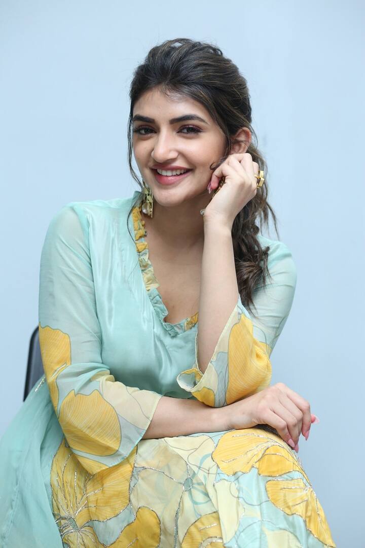 ధమాకా సినిమా ప్రమోషన్స్ లో జోరుగా పాల్గొంటుంది.