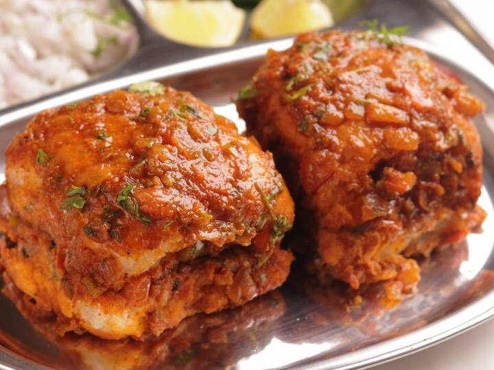 पाव को भूनें: तवे पर 2 टेबल स्पून बटर गरम करें. पाव को आधा काटें और चारों तरफ से कुरकुरा और सुनहरे भूरे रंग का होने तक भूनें.