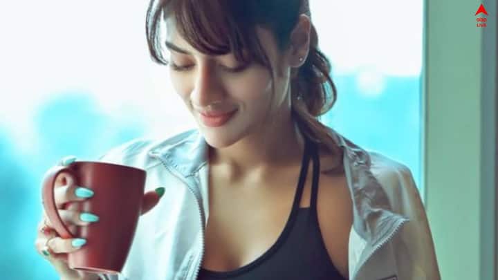 ওসিয়ান ব্লু কালারের নেল পালিশ এবং ব্যাকগ্রাউন্ডেও একই গ্রাফিক্সের ছোঁওয়া, স্বাভাবিকভাবেই নুসরতকে আরও সুন্দর করে তুলেছে।