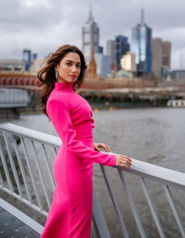 তামান্না ভাটিয়ার সম্পর্কে গুঞ্জন খুব বেশি রটেনি। একবার শোনা গিয়েছিল পাক ক্রিকেটার আব্দুল রজ্জাকের সঙ্গে ডেটিং করছেন তিনি। এরপর আর কোনও সম্পর্কের গুঞ্জন রটেনি।