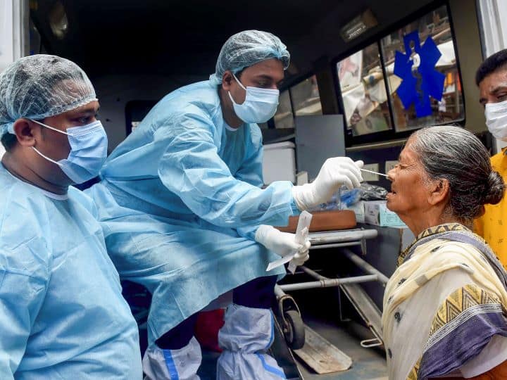 Gujarat Coronavirus Alert Omicron BF 7 was found Travellers coming From abroad Mandatory Covid Test Gujarat Coronavirus Alert: गुजरात में मिला था Omicron BF.7, अब विदेशों से आने वाले हर यात्री को करानी होगी कोरोना जांच