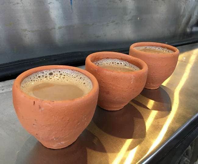 भोपाल में मिलने वाली नमक वाली चाय भी बहुत ही फेमस है, यह यहां की पहचान बन चुकी है. यहां आएं तो एक बार नमक वाली चाय का स्वाद जरूर चखें.