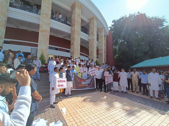 नागपूर सुधार प्रन्यासच्या भूखंड वाटपातील गैरव्यव्हाराचे आरोप करत मुख्यमंत्र्यांच्या राजीनाम्याची मागणी मविआच्या आमदारांनी केली.