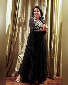 Anchor suma: బ్లాక్ డ్రెస్ లో యాంకర్ సుమ హొయలు