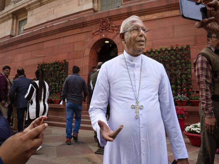 President of Catholic Bishops Mar Andrews Thjath met PM Modi asked to invite Pope Francis to India पीएम मोदी से मिले कैथोलिक बिशप्स के अध्यक्ष मार एंड्रयूज थाजथ, पोप फ्रांसिस को भारत आमंत्रित करने को कहा