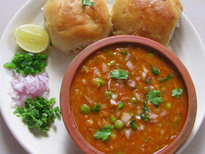 मसाला तैयार कर लीजिये:एक पैन में 2 टेबल स्पून बटर गरम करें. अदरक पेस्ट, लहसुन पेस्ट डालकर एक मिनट तक भूनें. अब कटा हुआ प्याज डालें और दो मिनट के लिए भूनें. अब कटे हुए टमाटर और शिमला मिर्च डालें. सारे मसाले, हल्दी, पाव भाजी मसाला, लाल मिर्च पावडर, नमक, धनिया पावडर डालकर अच्छी तरह मिलाएं. मिश्रण को 5 मिनट तक पकाएं. मैशर की मदद से मिश्रण को हल्का मैश कर लें. धनिया पत्ती से गार्निश करें और गैस बंद कर दें.