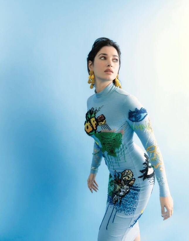 মাত্র ১৩ বছর বয়স থেকে কাজ করছেন তামান্না ভাটিয়া। স্কুলের বার্ষিক অনুষ্ঠানে তাঁকে দেখেন এক ব্যক্তি। আর তারপরই প্রথম কাজ পান। সে সময়ে একটা বছর থিয়েটারে অভিনয় করেন। ১৫ বছর বয়সে তিনি প্রথম মুখ্য নারী চরিত্রে অভিনয় করার সুযোগ পান।