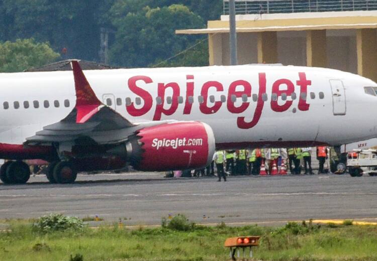 SpiceJet had to write red hot girl on the photo of its airhostess, women's commission said- delete tweet SpiceJet को अपनी एयरहोस्टेस की फोटो पर रेड हॉट गर्ल लिखना पड़ा महंगा, महिला आयोग ने कहा- हटाएं ट्वीट