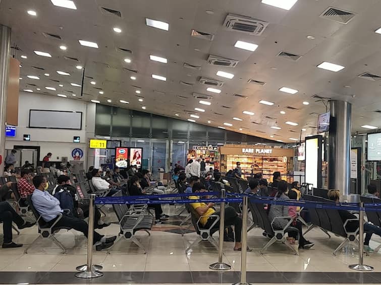 pune Airport 2 hours before departure of Domestic flights and 3 hours for International flights Pune Airline : विमान प्रवासासाठी विमानतळावर आता 3 तास आधी पोहोचा; विमानतळ व्यवस्थापनाचं आवाहन