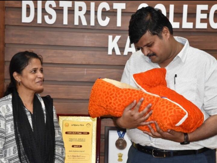 தாயாரால் வளர்க்க இயலாத பெண் குழந்தைக்கு பெயர் சூட்டிய கரூர் மாவட்ட ஆட்சியர்