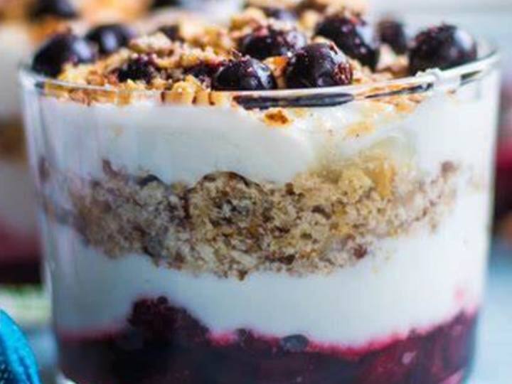 Parfait एक लोकप्रिय फ्रेंच मिठाई है जो न केवल उन सभी परतों के साथ सुंदर दिखती है बल्कि उतनी ही स्वादिष्ट भी है. यह एक नो-कुक मिठाई है जो 10 मिनट से भी कम समय में तैयार हो जाती है. आपको बस दही, ग्रेनोला, अखरोट, पेकान और स्ट्रॉबेरी जैसी मुट्ठी भर सामग्री चाहिए. फ्रूट एण्ड योगहर्ट पारफेट एकदम सही डिज़र्ट है जिसे क्रिसमस पार्टियों, नए साल की पार्टियों, डेट नाइट्स कई अवसरों पर परोसा जा सकता है.