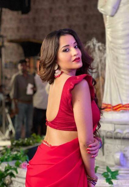 मोनालिसाचा अभिनय आणि सौंदर्याचे लाखों चाहते आहेत मोनालिसानं अनेक हिट भोजपुरी चित्रपटांमध्ये काम केलं आहे.