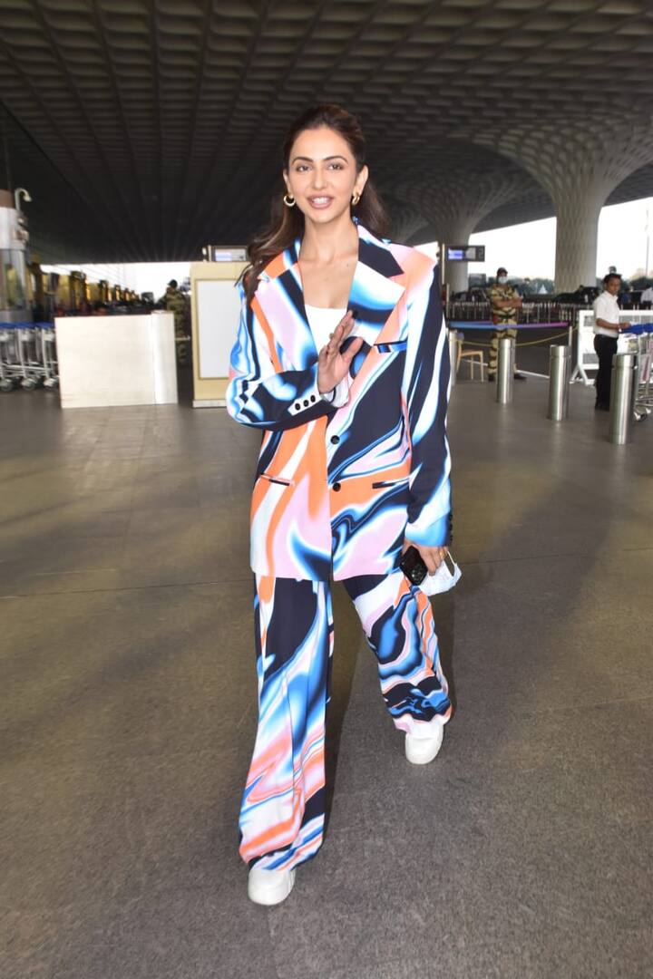 अगर एक्ट्रेस के इस कूल लुक के बारे में बात करें तो मल्टीकलर सूट में बेहद खूबसूरत लग रही हैं और फैंस उनके इस लुक को काफी पसंद कर रहे है.