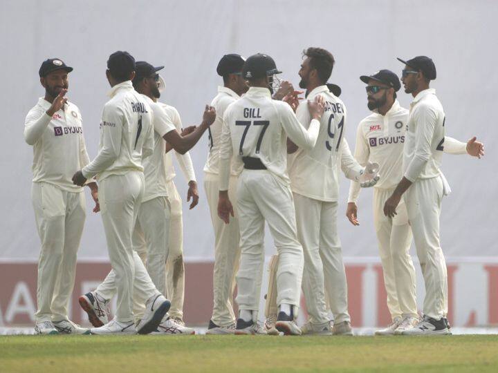 भारतीय गोलंदाजांनी आज कमाल गोलंदाजी करत बांगलादेशच्या फलंदाजांना 227 धावांत सर्वबाद केलं. बांगलादेशचा संघ 73.5 षटकंच खेळू शकला.