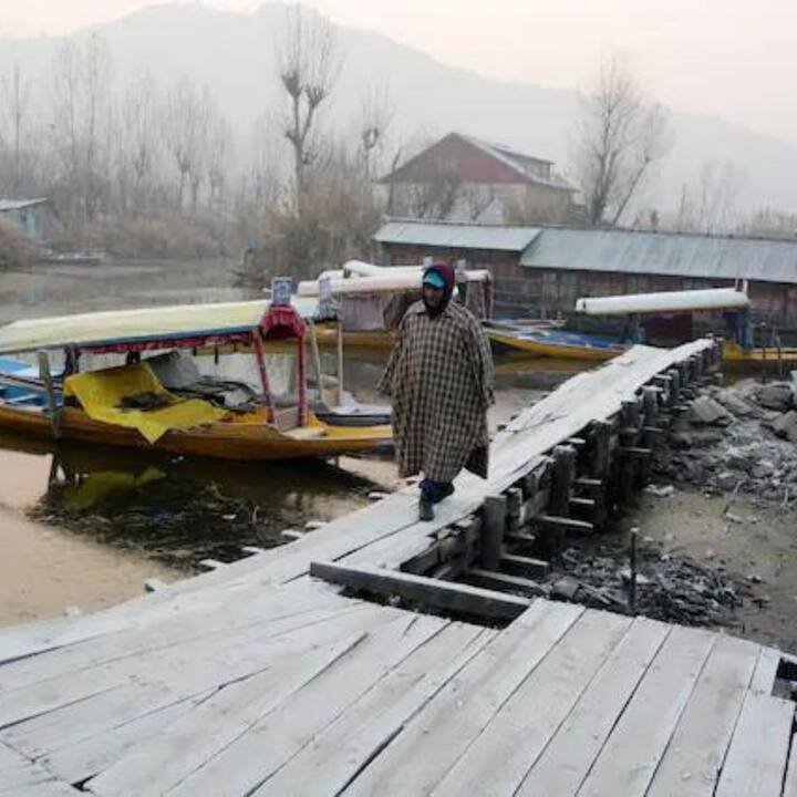 আবহাওয়া দফতর সূত্রের খবর, বড়দিনে কাশ্মীরের কিছু কিছু জায়গায় বৃষ্টি থেকে হাল্কা তুষারপাতের সম্ভাবনা রয়েছে।