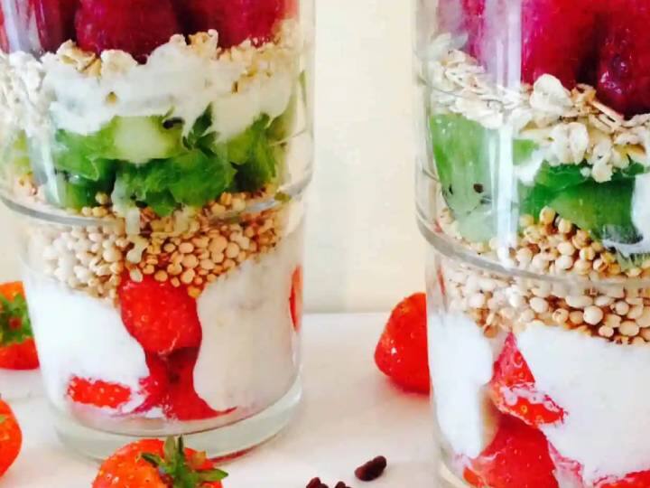 आप आम, ब्लूबेरी, स्ट्रॉबेरी, वेनिला आदि जैसे स्वादयुक्त दही का उपयोग करके अपने स्वाद के अनुसार मिठाई को अनुकूलित कर सकते हैं. फल और दही पार्फेट को ऊपर से कटे हुए बादाम और काजू डालकर स्वाद और बनावट में समृद्ध बनाया जा सकता है. बच्चे हों या बड़े, यह रेसिपी सभी को बहुत पसंद आएगी.