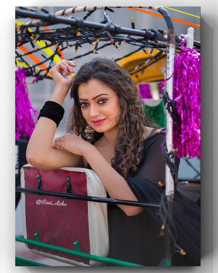 అదిరిపోయే పంచులతో ఆకట్టుకుంటోంది.Photo Credit: Sowmya Rao/Instagram