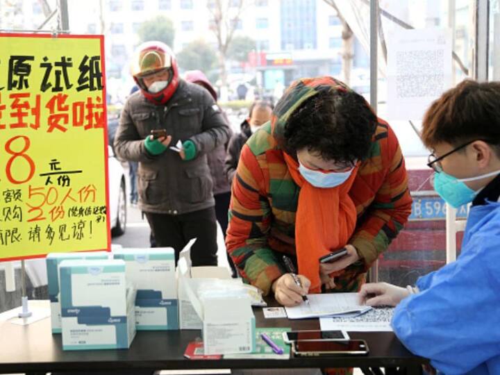 China's Covid Surge Shortage Of Fever Drugs Sparks Global Run On Medicines China's Covid Surge: మెడికల్ షాప్‌ల ముందు 