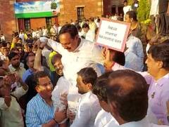 निलंबनाच्या 'करेक्ट कार्यक्रमा'नंतर विरोधकांचा पाटलांना खांद्यावर घेत जल्लोष, जयंत पाटील म्हणाले, निर्लज्ज 'सरकार'...