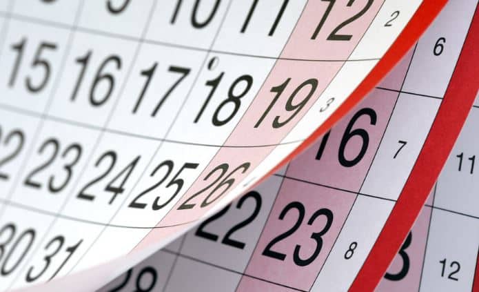 આ રંગોનું કેલેન્ડર શુભ છે: વાસ્તુશાસ્ત્ર અનુસાર ઘરમાં લીલા, વાદળી, સફેદ, ગુલાબી અને લાલ રંગના કેલેન્ડર રાખવા શુભ માનવામાં આવે છે.