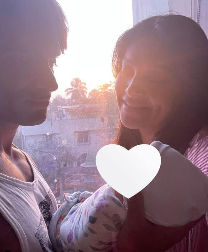 কন্যা সন্তান এসেছে তাঁদের সংসারে। মেয়ের নাম রেখেছেন দেবী।