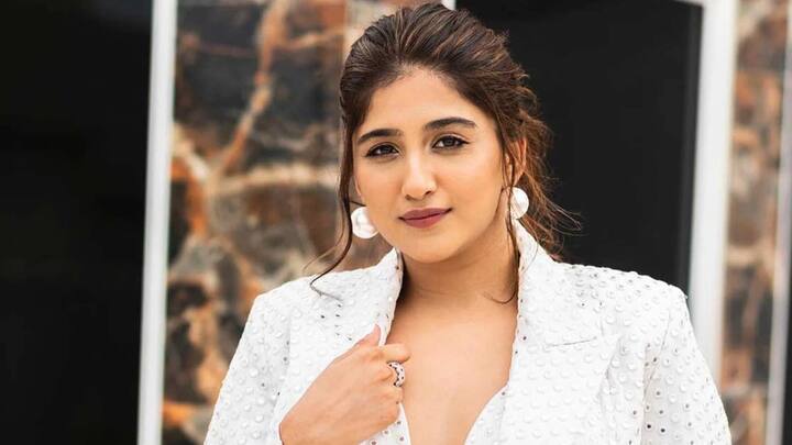 निमृत कौर अहलूवालिया – टीवी एक्ट्रेस निमृत कौर अहलूवालिया शो के फैशनेबल कंटेस्टेंट हैं. उन्हें हर हफ्ते करीब 8 लाख रुपये की फीस दी जाती है.