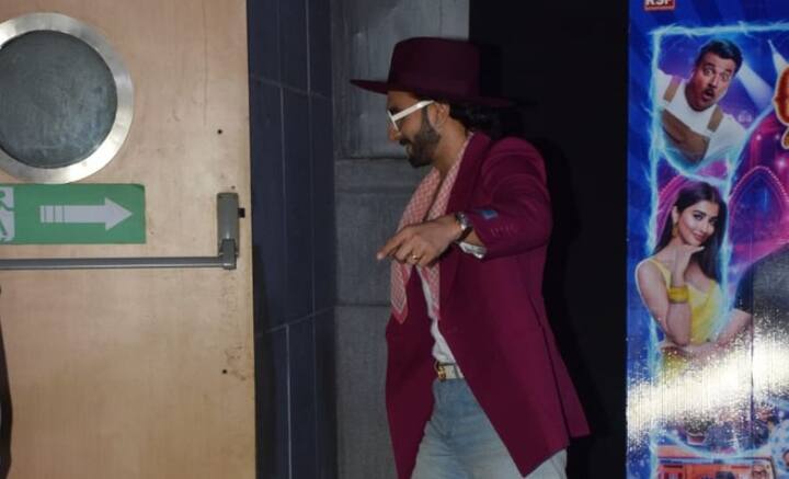 ছবির প্রধান তারকা রণবীর এসেছিলেন। কিন্তু ছবিতে অতিথি শিল্পীর ভূমিকায় থাকা, রণবীরের স্ত্রী দীপিকা পাড়ুকোনকে দেখা গেল না প্রদর্শনীতে।