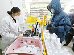 China Corona Cases: మెడికల్‌ షాపుల బయట క్యూ లైన్లు- చైైనాలో కరోనా చిత్రాలు ఇవే!