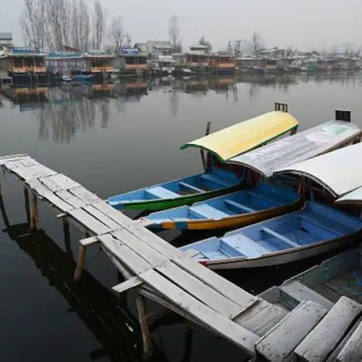 পারদ নামার সঙ্গে সঙ্গে কার্যত জমাট বাঁধা অবস্থায় চলে যাচ্ছে অধিকাংশ জায়গা। ইতিমধ্যেই ডাল লেকের অর্ধেক অংশ জমে গেছে। তাছাড়া শিকারাগুলোও তুষারে ঢাকা পড়েছে।